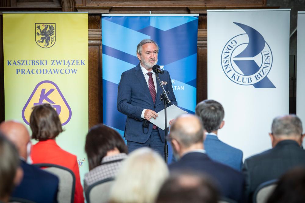 Roland Budnik przemawia podczas spotkania sztabu kryzysowego pomorskich pracodawców