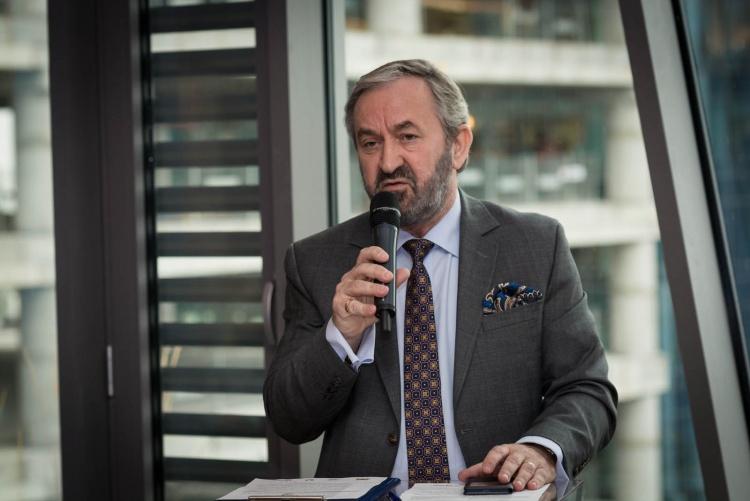 Roland Budnik przemawia na konferencji