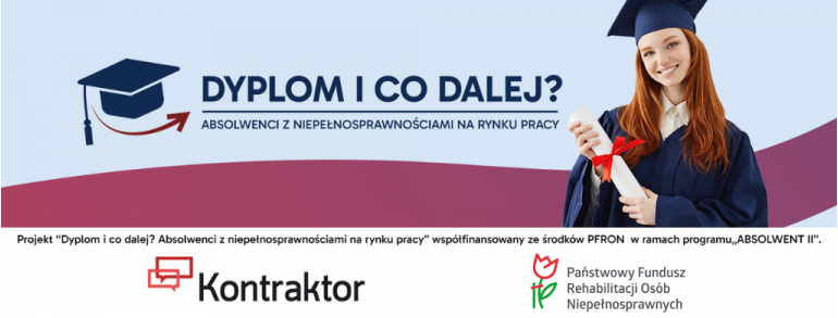 Dziewczyna, z długimi, rudymi włosami, studentka ubrana w niebieską togę i biret. Stoi i uśmiecha się, w dłoniach trzyma zrolowaną kartkę papieru przewiązaną czerwoną wstążką.