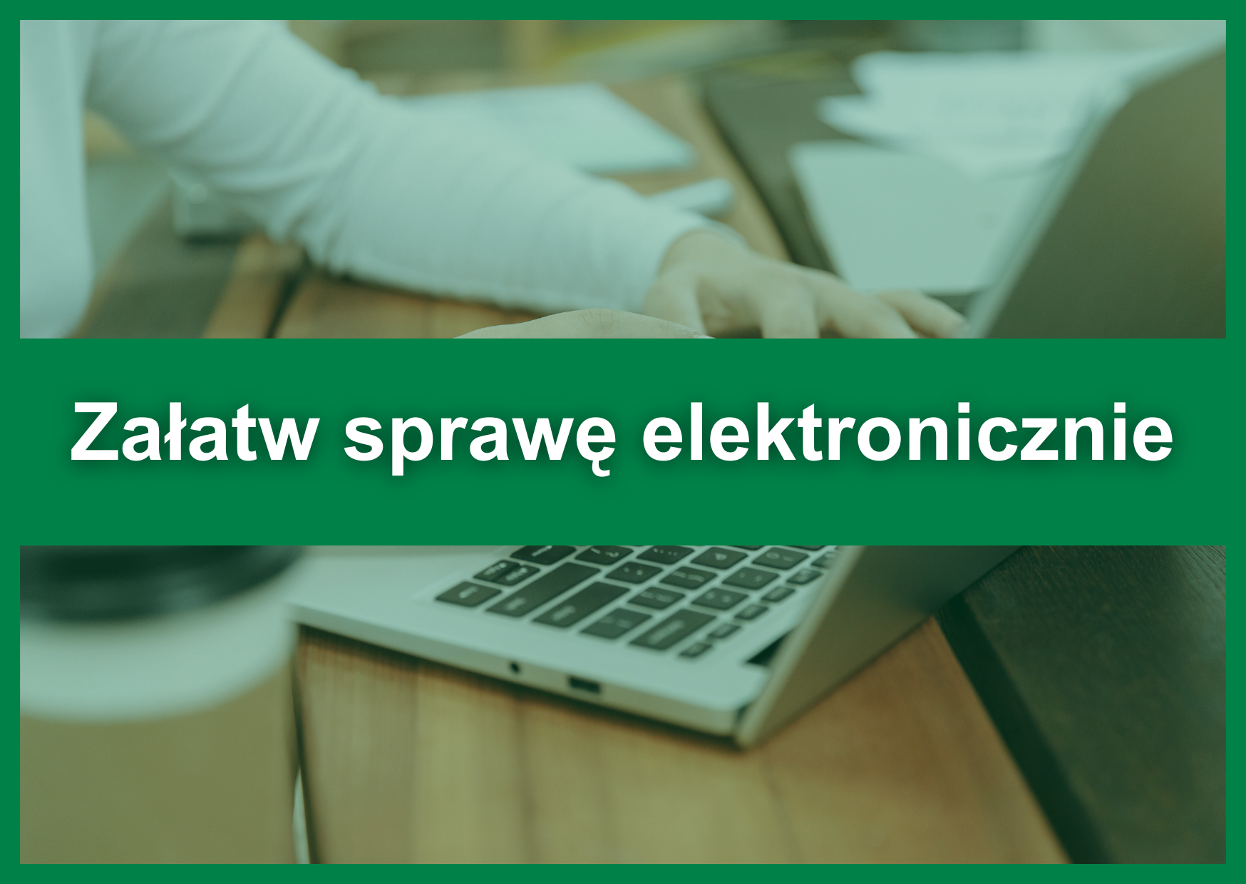 Biały napis "Załatw sprawę elektronicznie" na zielonym tle. W tle zdjęcie osoby piszącej na laptopie, obok stoi kubek z kawą.