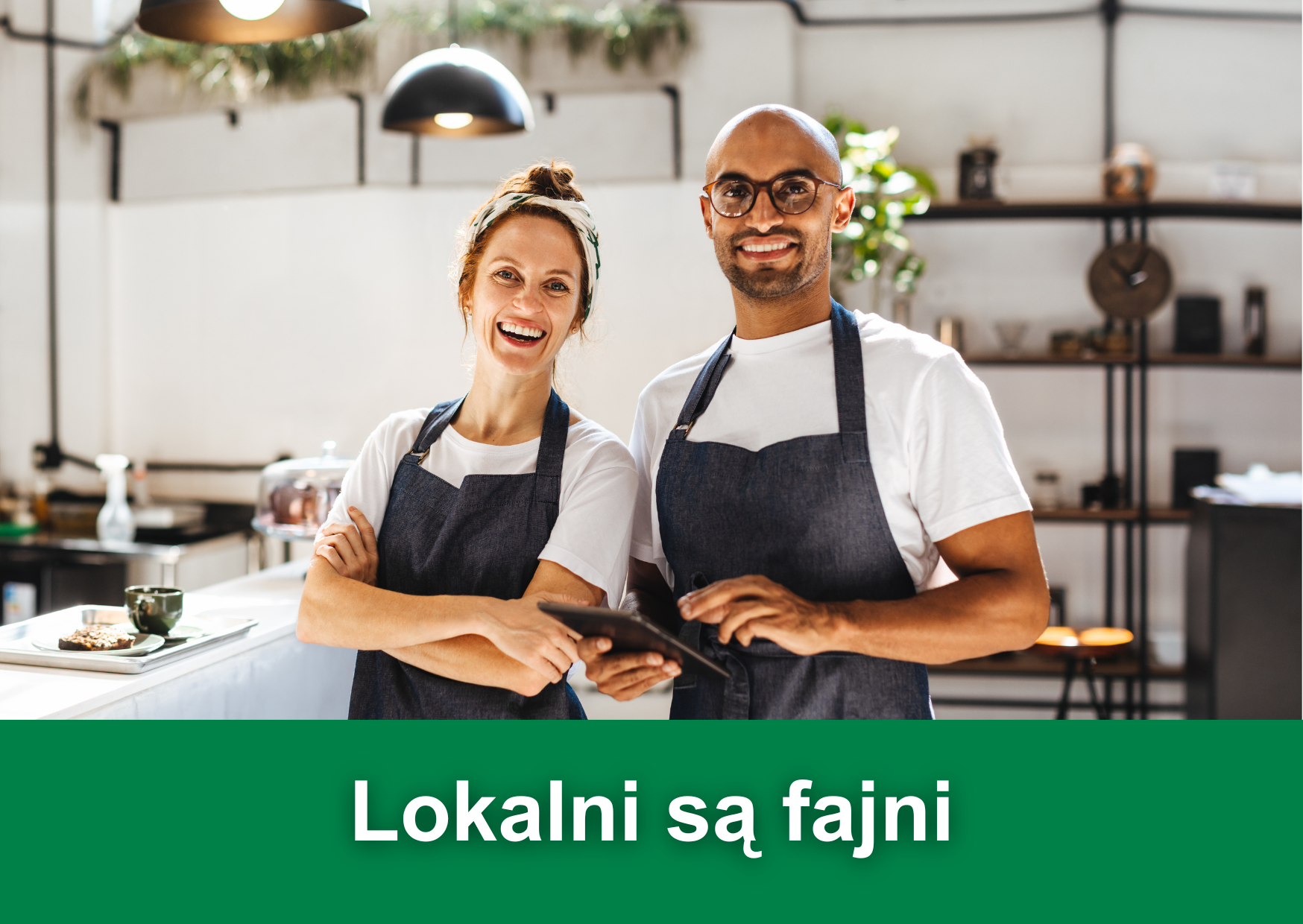 Biały napis "Lokalni są fajni" na zielonym tle. W tle zdjęcie przedstawiające parę restauratorów uśmiechających się.