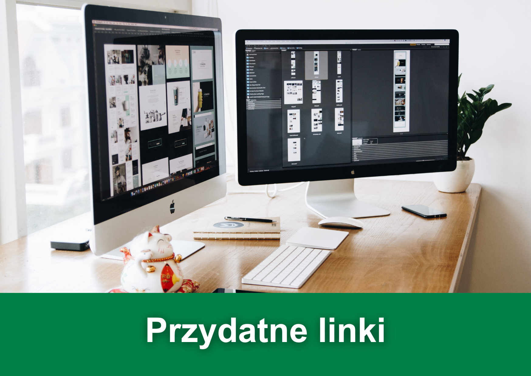 Biały napis "Przydatne linki" na zielonym tle. W tle zdjęcie przedstawiające biurko, na którym są dwa monitory, klawiatura i kwiat.