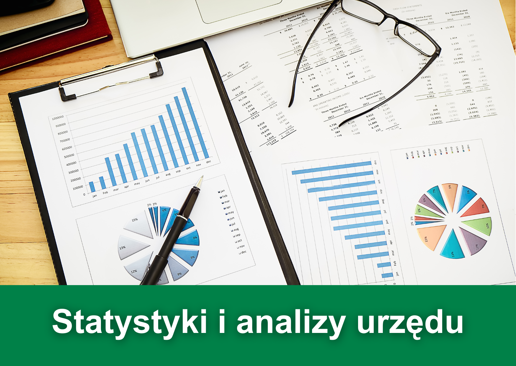 Biały napis "Statystyki i analizy urzędu" na zielonym tle. W tle zdjęcie dokumentów  z wykresami oraz leżące na nich okulary i długopis.