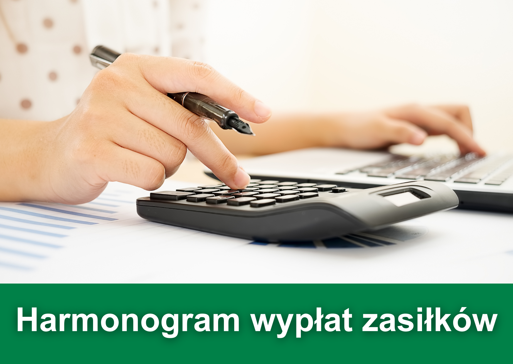 Biały napis "Harmonogram wypłat zasiłków" na zielonym tle. W tle zdjęcie osoby piszącej na laptopie oraz liczącej na kalkulatorze.