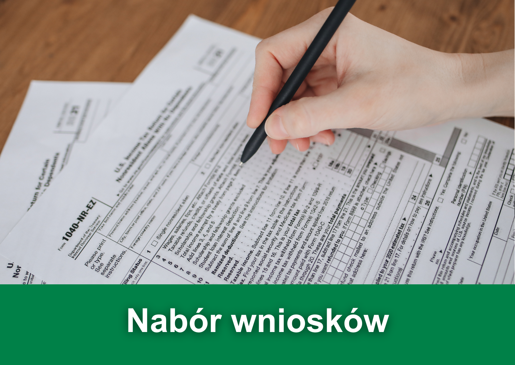 Biały napis "Nabór wniosków" na zielonym tle. W tle zdjęcie dłoni osoby wypełniającej wnioski długopisem.