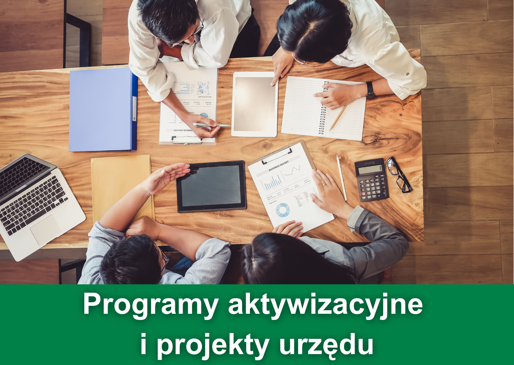 Biały napis "Projekty aktywizacyjne i projekty urzędu" na zielonym tle. W tle zdjęcie czwórki osób siedzących przy stole i pracujących nad opracowaniem wspólnego programu.