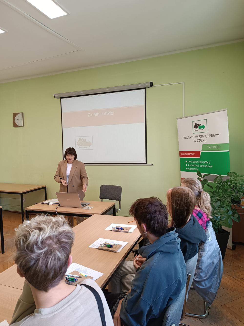 Spotkanie informacyjne pn. Z nami łatwiej - Agnieszka Zając Doradca Zawodowy Powiatowego Urzędu Pracy w Lipsku i uczestnicy spotkania – uczniowie Młodzieżowego Ośrodka Socjoterapii w Solcu nad Wisłą.